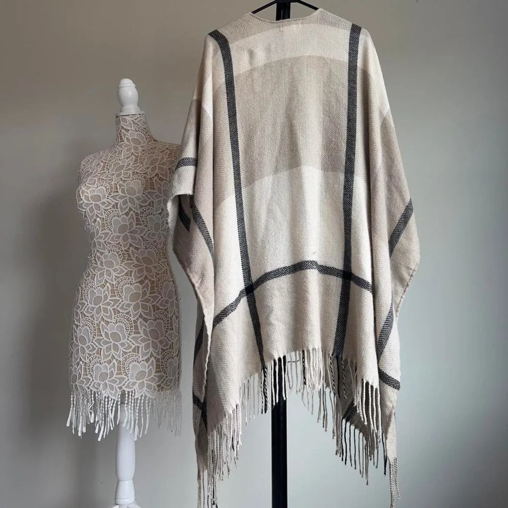 Three Dots Miranda Plaid Cashmere Blend Fringe Wrap Poncho Shawl OSFM Cream Tan